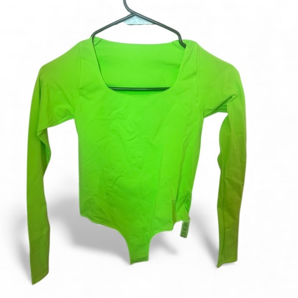 SKIMS ESSENTIAL LONG SLEEVE SCOOP NECK BODYSUIT | NEON GREEN / XXS/XS - Picture 2 of 6
